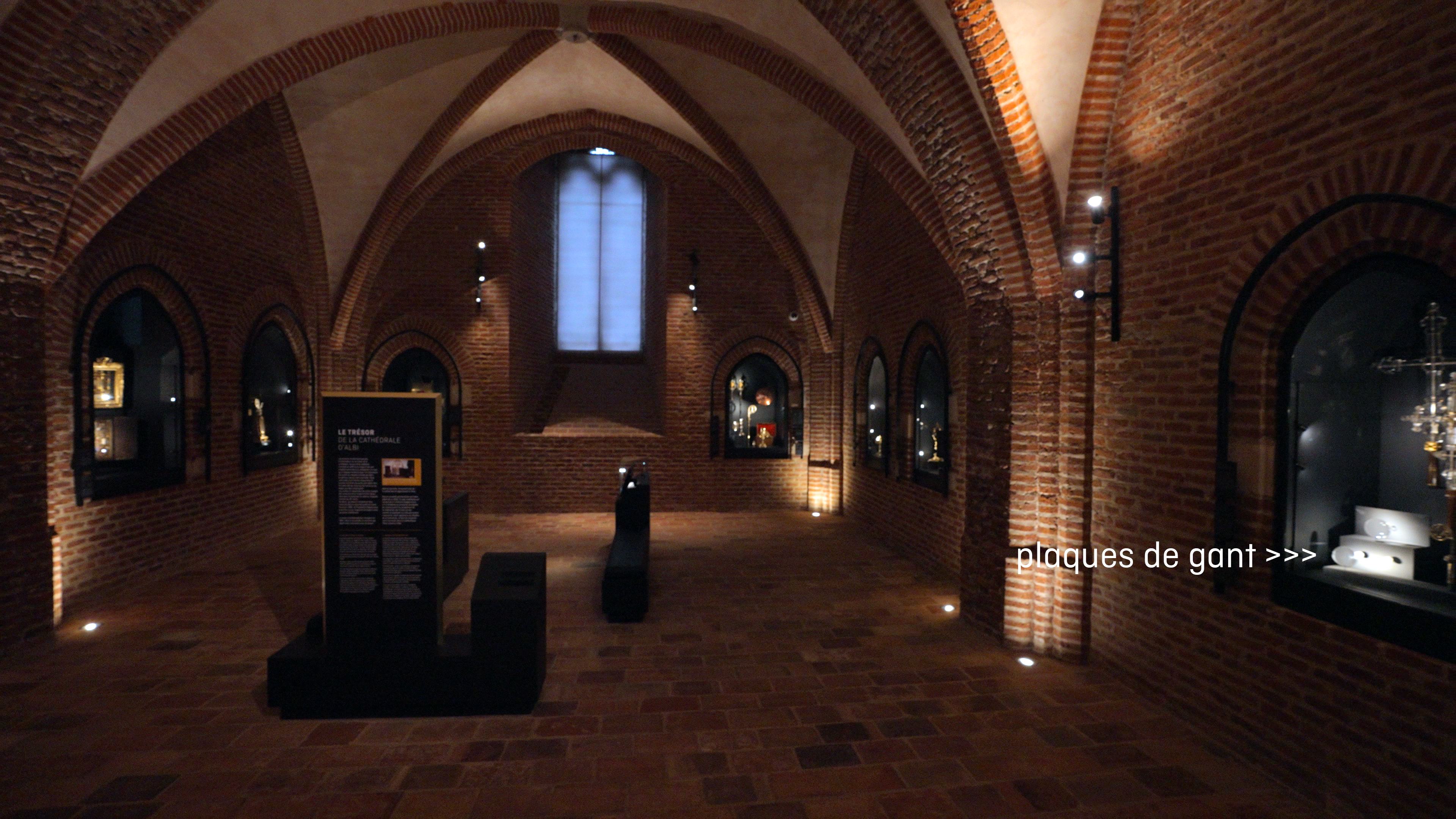 Vitrine salle medievale plaques gant 1