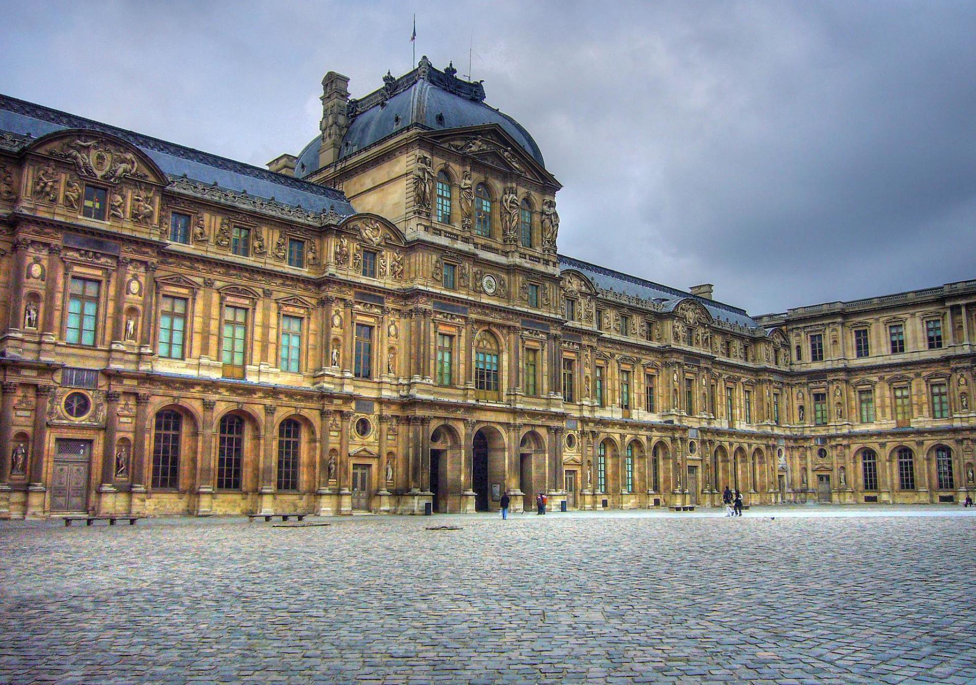 Louvre by jon cc by flickr